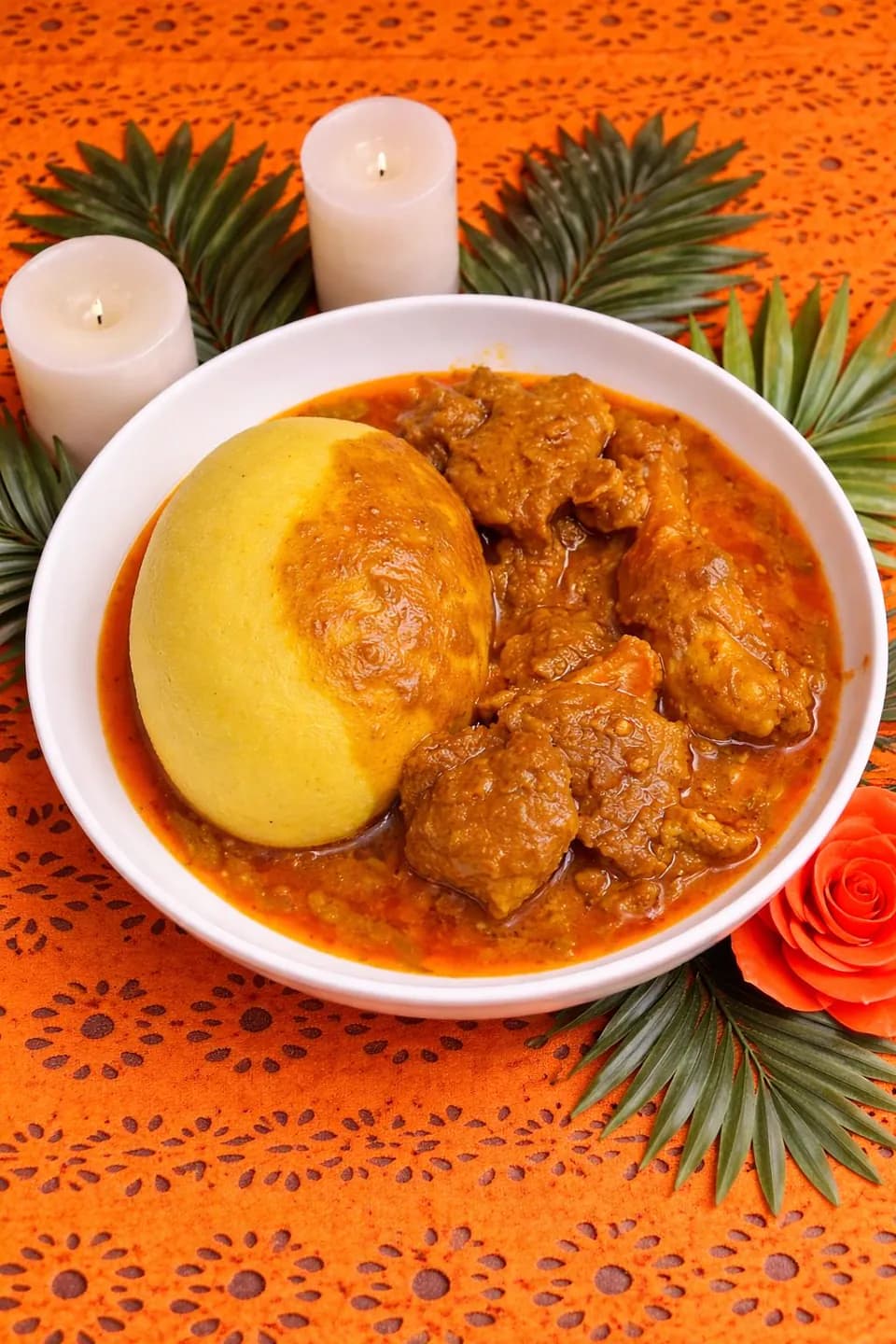 Foutou banane servi avec une sauce graine et de la viande
