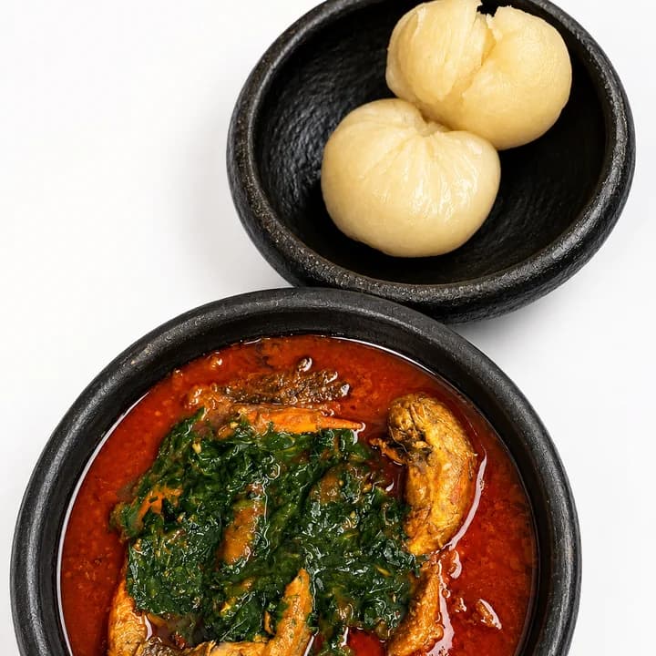 Deux portions de placali ivoirien accompagnées d’une sauce kopé